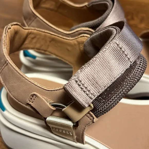 SOREL Kinetic™ Y-Strap Sandal Size 8.5