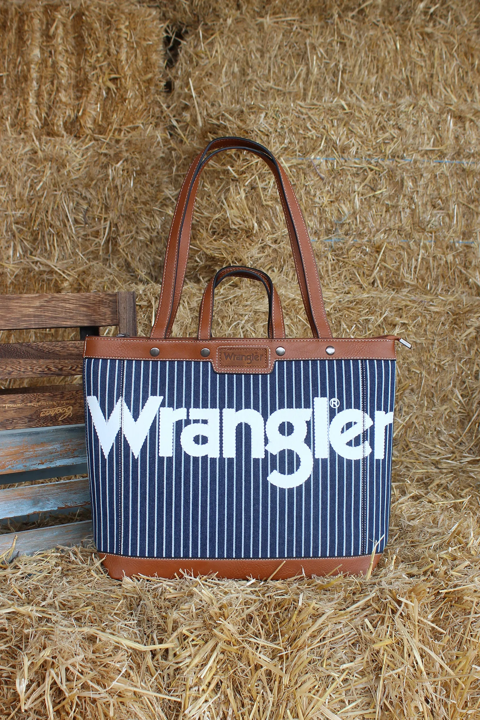 X5W2985BAG Wrangler Canvas Iconic Logo Tote Navy/ White